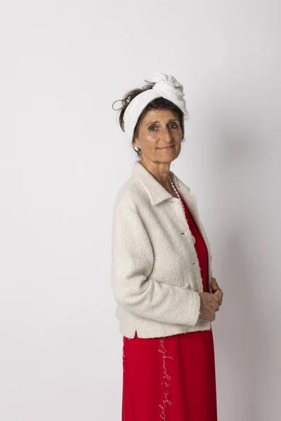 Retrato Uma Senhora Gentil Com Turbante Branco Sobre Cabelo Vestindo — Fotografia de Stock