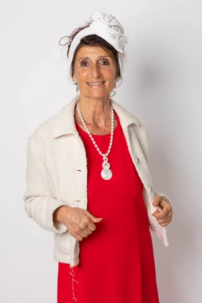 Retrato Uma Senhora Gentil Com Turbante Branco Sobre Cabelo Vestindo — Fotografia de Stock