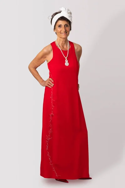 Portré Egy Idős Hölgyről Fehér Turbánnal Haján Piros Ruhában Gyöngynyaklánccal — Stock Fotó