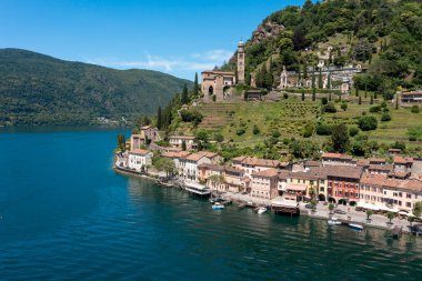 Güzel ve resimli Ticino kasabası Morcote 'un insansız hava aracı ile hava saldırısı. Yaz mevsimindeyiz ve çayırlar ve doğa yemyeşil ve çiçek açmış.