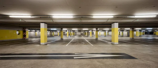 Front View Empty Underground Supermarket Parking Yellow Concrete Columns White — Stock Photo, Image