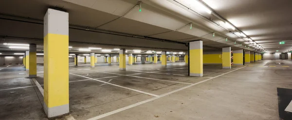黄色のコンクリート列と車のための白いストライプと空の地下スーパーマーケット駐車場 スペースのコピー — ストック写真