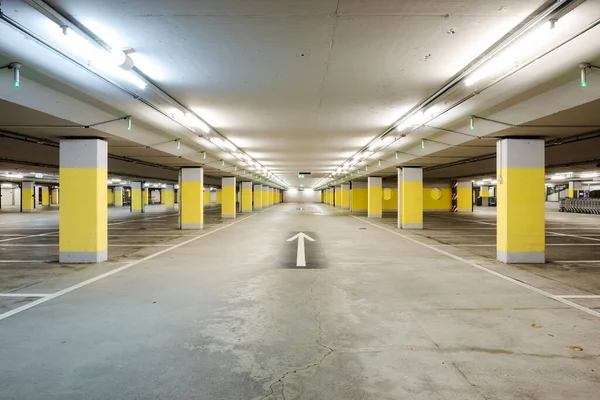 Vista Frontal Vazio Supermercado Subterrâneo Estacionamento Com Colunas Concreto Amarelo — Fotografia de Stock