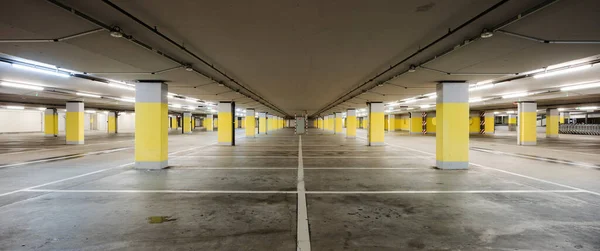 Üres Földalatti Szupermarket Parkoló Sárga Beton Oszlopokkal Fehér Csíkok Autók — Stock Fotó