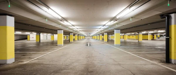 Vooraanzicht Lege Ondergrondse Supermarkt Parking Met Gele Betonnen Zuilen Witte — Stockfoto