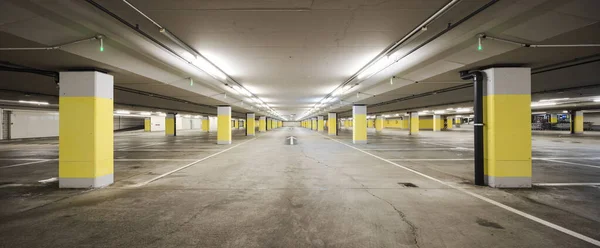 Vista Frontal Del Supermercado Subterráneo Vacío Aparcamiento Con Columnas Hormigón — Foto de Stock