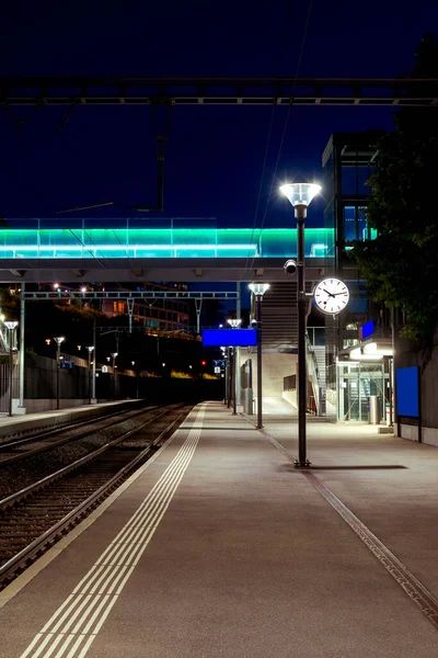 Vista Frontal Una Estación Tren Suiza Desierta Noche Hay Una — Foto de Stock