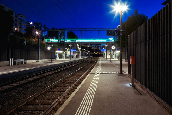 Vista Frontal Estación Tren Suiza Por Noche Sin Personas Iluminar — Foto de Stock