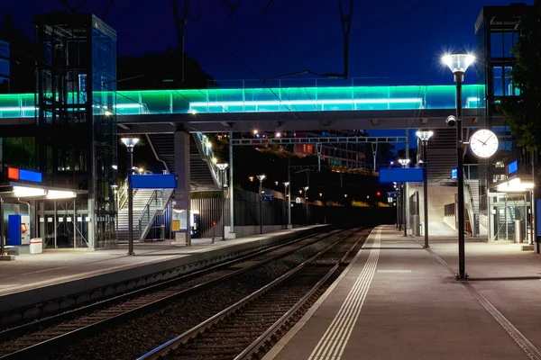 在没有人的情况下 夜间在瑞士的前景火车站 照亮了现代街灯的景象 里面没有 — 图库照片