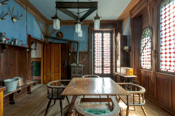 Sala Pranzo Con Tavolo Poltrone Legno Parete Con Tappezzeria Blu — Foto Stock