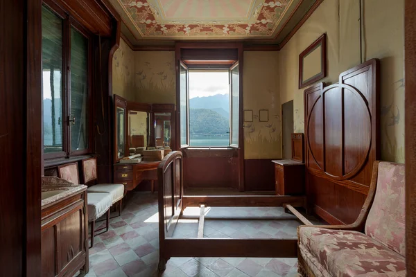 前面的卧室 没有床垫和窗户的床可以俯瞰瑞士的湖泊和山脉 要修复的废弃别墅的内部 里面没有人 — 图库照片