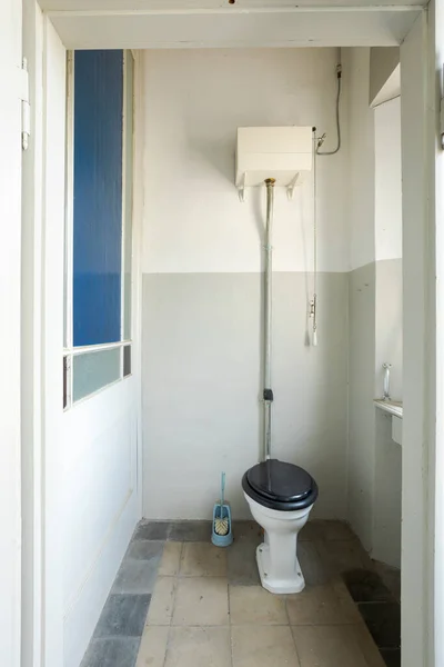 Mavi Tuvalet Tahtasıyla Tuvalet Odasının Önü Solda Mavi Bir Pencere — Stok fotoğraf