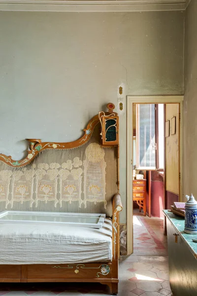 Vue Face Une Chambre Avec Canapé Antique Une Porte Ouverte — Photo