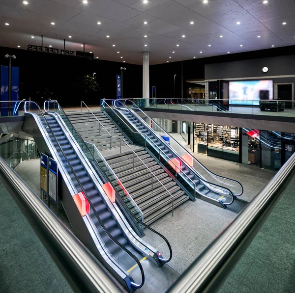 Escalators Σταμάτησε Στο Σύγχρονο Σιδηροδρομικό Σταθμό Στην Ελβετία Νύχτα Στη — Φωτογραφία Αρχείου