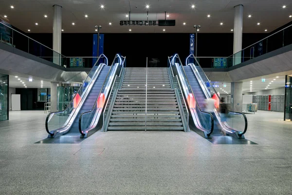 Vista Frontale Scale Mobili Ferma Nella Moderna Stazione Ferroviaria Svizzera — Foto Stock