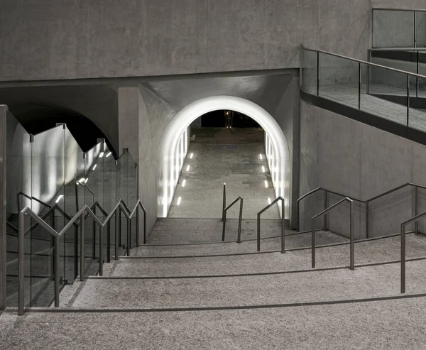 Passarela Subterrânea Com Túnel Escadas Estação Ferroviária Suíça Cena Iluminada — Fotografia de Stock