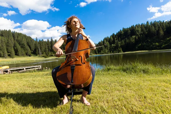 Beautiful Woman Plays Cello Mountains Middle Meadow Lake Classical Music — Foto de Stock