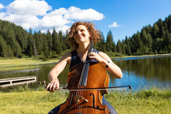 Beautiful Woman Plays Cello Mountains Middle Meadow Lake Classical Music — Foto de Stock