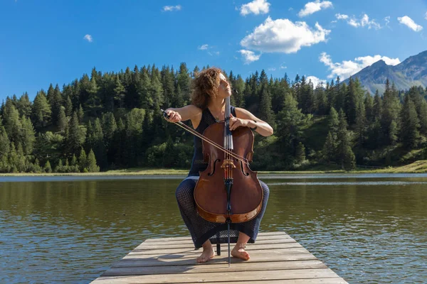 Polish Woman Musician Plays Her Cello Her Swiss Territory Sitting — Foto de Stock