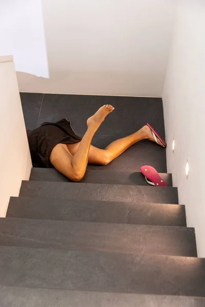 Atractiva Mujer Rubia Vestido Oscuro Cae Por Las Escaleras Las —  Fotos de Stock
