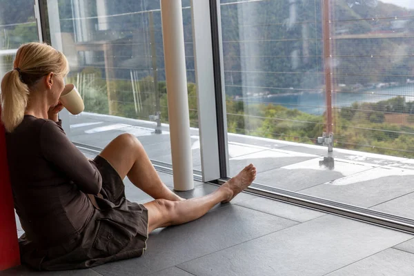 Beautiful Young Business Woman Pausing Her Home Sitting Ground While — Stock Photo, Image