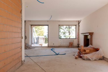 Büyük, parlak bir oda. Eski bir villanın camları yenileniyor. Eski duvarlar yıkıldı ve yenileri yapıldı. İçeride kimse yok.