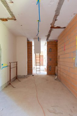 Büyük, parlak bir oda. Eski bir villanın camları yenileniyor. Eski duvarlar yıkıldı ve yenileri yapıldı. İçeride kimse yok.