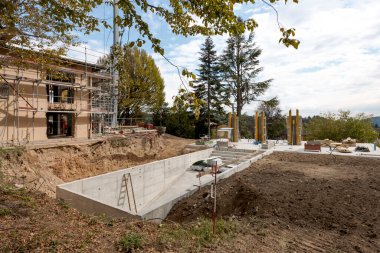 Dışarıdaki eski villa yapım aşamasında. Bahçe yok oldu ve havuz kazılmaya başlandı bile. Villanın etrafında bir iskele var. İçeride kimse yok.
