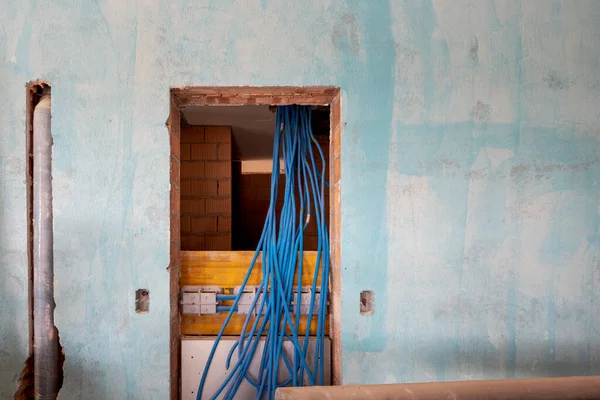 Wnętrze Zabytkowej Willi Poddawane Renowacji Niebiesko Malowanymi Ścianami Rurami Elektrycznymi — Zdjęcie stockowe