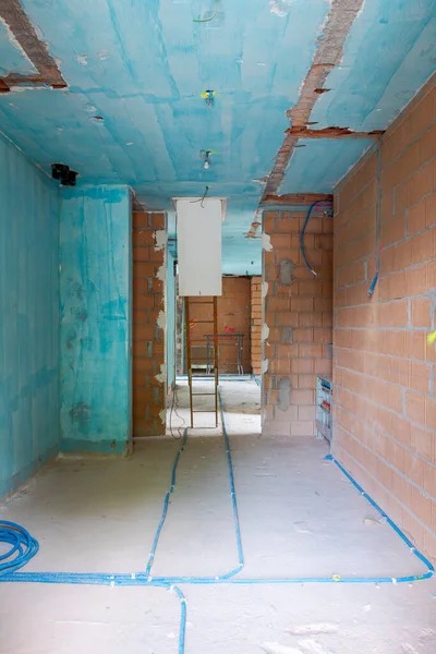Wnętrze Zabytkowej Willi Trakcie Remontu Niebieskimi Malowanymi Ścianami Rurami Elektrycznymi — Zdjęcie stockowe