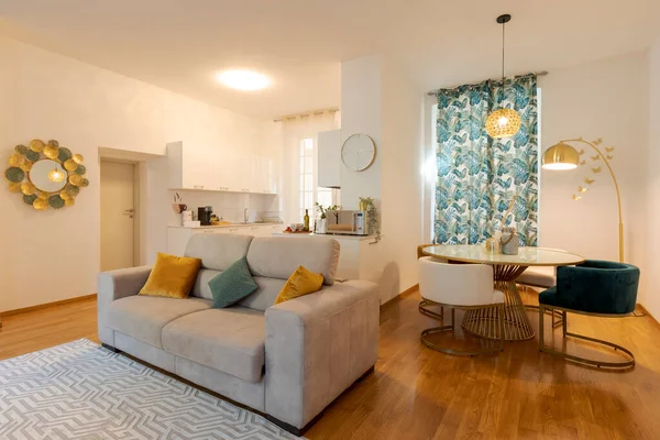 Moderner Offener Raum Eleganter Wohnung Vordergrund Steht Ein Bequemes Sofa — Stockfoto
