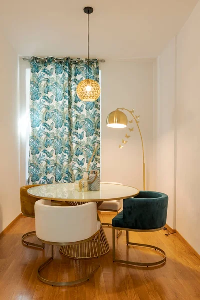 Esszimmer Mit Modernem Tisch Und Stühlen Gibt Eine Goldlampe Und — Stockfoto