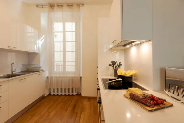 Moderne Weiße Küche Mit Parkett Auf Dem Feuer Steht Der — Stockfoto