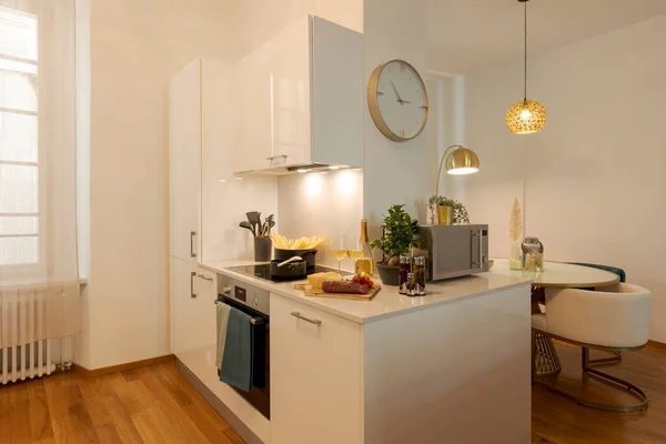 Moderne Witte Keuken Met Parket Het Vuur Staat Pot Met — Stockfoto