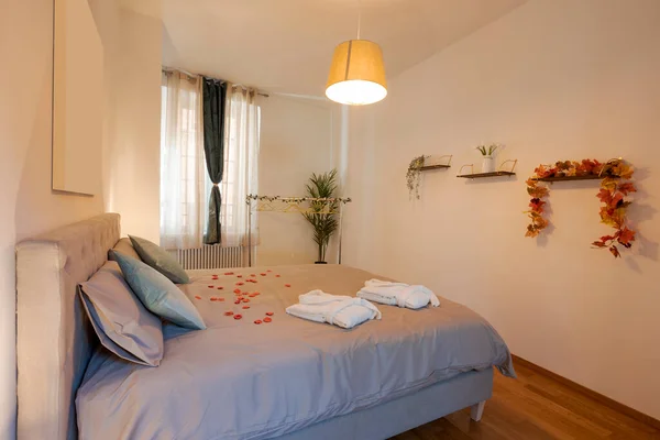 Dormitorio Íntimo Romántico Con Cama Grande Piso Paquet Por Encima —  Fotos de Stock