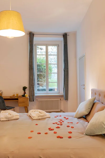 Intimt Och Romantiskt Sovrum Med Stor Säng Parkettgolv Ovanför Sängen — Stockfoto
