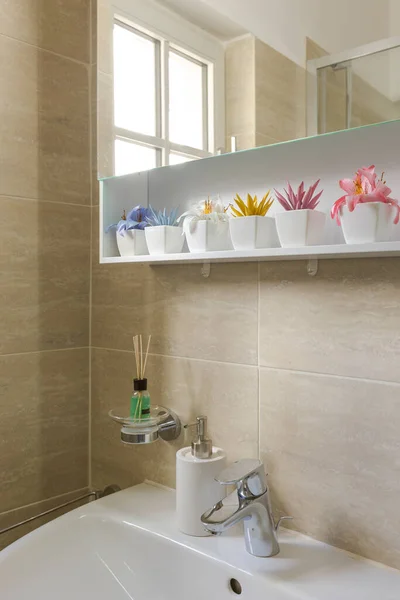 Bright Bathroom Large Beige Tiles Detail Sink Mirror Nobody — Stock Photo, Image