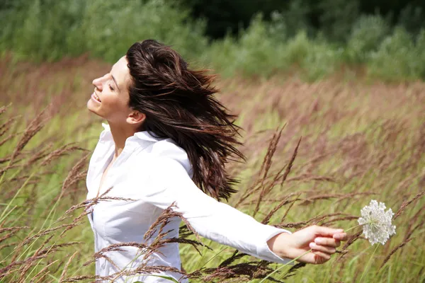 onun yüzüne rüzgar ve çiçek h dışında güzel bir kadın