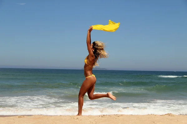 Hermosa mujer bronceada disfrutando del sol — Foto de Stock