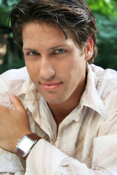 güzel bir genç adam portresi