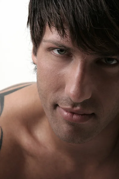 kaslı ve yakışıklı bir genç adam portresi