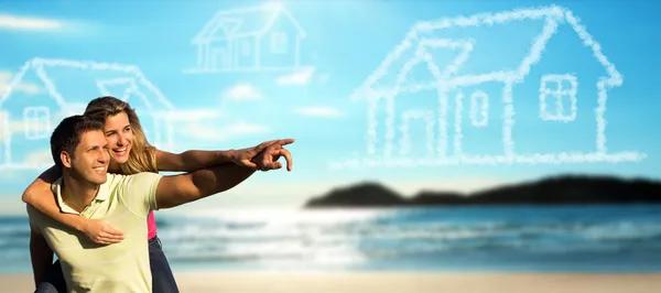 Casal feliz na praia sonhando com uma casa . — Fotografia de Stock