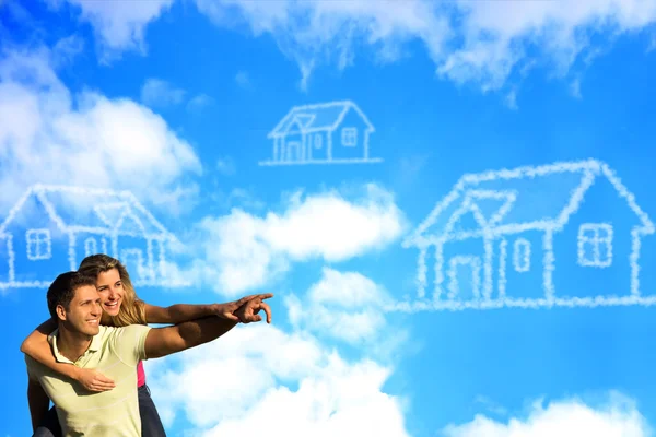 mutlu coupleunder mavi gökyüzünde bir ev hayal.