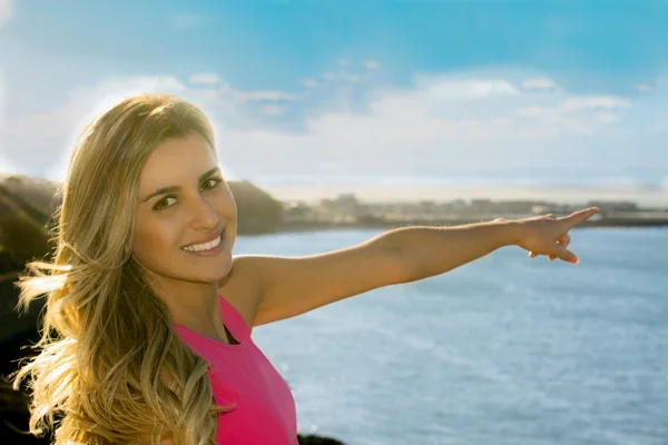 bir yönüne işaret eden güzel bir kadın