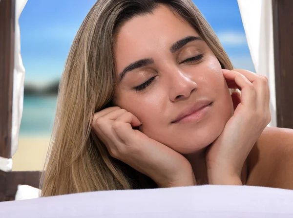 genç kadın bir plaj yatak üzerinde rahatlatıcı