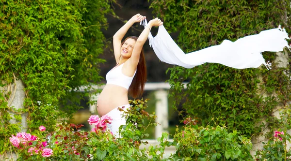 Vackra gravid kvinna gå Stockfoto