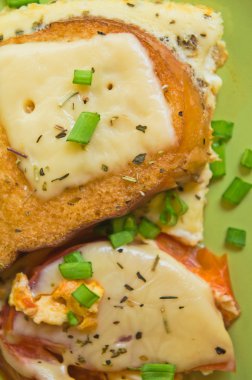 domates ve peynirli tost ile omlet