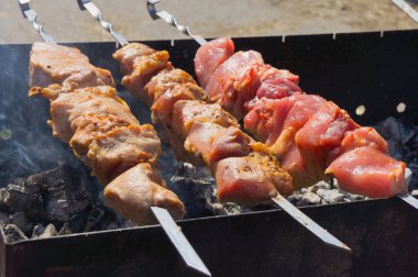 açık havada bir ızgara yandı kebap