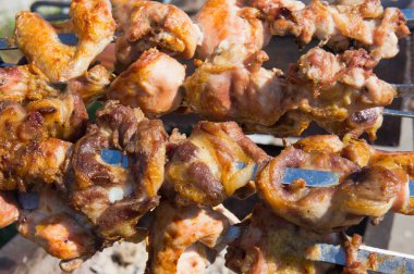 açık havada bir ızgara yandı kebap