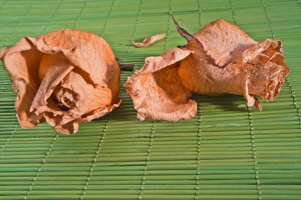 iki kurutulmuş güller